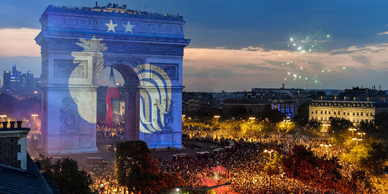 VIDEO-Finale-de-la-Coupe-du-monde-les-deux-etoiles-sur-l-Arc-de-Triomphe_副本.jpg